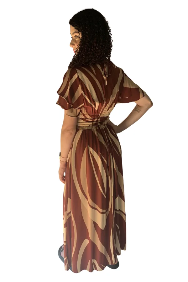 Longo Tule com Elastano Macacão botão duna, manga curta. Bege, ou cinza. Tamanho unico, veste P/M. VESTIDO LONGO VISCOLINHO COM FORRO ELASTEX NAS COSTAS BOJO BRANCO FLORAL. M VESTIDO MARRANT BOLSO FUNCIONAL ELASTEC NAS COSTAS ALÇA REGULAVEL VERDE. Tamanho G VESTIDO OLIVIA. FORRADO, VERDE POA ROXO GODE, TECIDO MALHA LESE, FORRADO. Tamanho GG. G-G1 Vestido Longo Estampa Romantica Viscolinho Manga Dupla Descrição do Produto Vestido Beatriz Longo Verde Floral O Vestido Longo Verde Floral traduz delicadeza e elegância em uma peça pensada para proporcionar conforto e um caimento impecável. O modelo Beatriz combina a leveza do viscolinho com uma estampa romântica, criando um visual feminino e atemporal que se adapta facilmente a diferentes ocasiões. Vestido Longo Verde Floral em viscolinho Confeccionado em viscolinho, o vestido oferece um toque macio e agradável, proporcionando leveza durante todo o uso. A estampa floral em tons suaves sobre o fundo verde traz um charme discreto e sofisticado, tornando a peça uma excelente opção para quem aprecia um estilo clássico e delicado. As mangas duplas acrescentam movimento e elegância ao visual, enquanto o lastex na cintura proporciona um ajuste confortável, valorizando a silhueta de forma natural. Além disso, a modelagem longa garante um caimento fluido, acompanhando cada movimento com leveza. Versátil, o Vestido Longo Verde Floral combina perfeitamente com rasteiras para um look leve durante o dia ou com sandálias de salto para ocasiões especiais. Dessa forma, acompanha você em passeios, encontros, confraternizações, cultos e momentos que pedem um visual elegante sem abrir mão do conforto. O tecido em viscolinho contribui para uma sensação agradável ao vestir, enquanto a modelagem favorece diferentes biotipos com conforto e liberdade de movimentos. Ao mesmo tempo, os detalhes cuidadosamente elaborados tornam esta peça uma escolha que permanece atual em qualquer estação. Com acabamento delicado e um design que valoriza a beleza dos pequenos detalhes, o modelo Beatriz reúne sofisticação, praticidade e versatilidade. Por isso, é uma peça indispensável para quem deseja um vestido elegante, confortável e fácil de combinar em diversas ocasiões. Detalhes do produto: Vestido feminino longo Tecido: Viscolinho Cor: Verde com estampa floral Mangas duplas Lastex na cintura Modelagem confortável Excelente caimento Tamanhos: G e G1 Tags (separadas por vírgula) vestido longo verde floral, vestido verde floral, vestido viscolinho, vestido longo viscolinho, vestido floral feminino, vestido manga dupla, vestido longo feminino, vestido elegante, vestido confortável, vestido casual, vestido para passeio, vestido para culto, vestido para evento, vestido plus size, vestido G, vestido G1, moda feminina, roupa feminina, lançamento feminino, Luz Divina Modas, Luz Divina Botique, Luz Divina Boutique Frase foco (SEO) Vestido Longo Verde Floral Título SEO Vestido Longo Verde Floral | Beatriz em Viscolinho Meta descrição (Google) Compre o Vestido Longo Verde Floral Beatriz em viscolinho. Modelo com mangas duplas, lastex na cintura e disponível nos tamanhos G e G1. Slug (URL) vestido-longo-verde-floral-beatriz Texto ALT das imagens Vestido Longo Verde Floral Beatriz frente Vestido Longo Verde Floral Beatriz lateral Vestido Longo Verde Floral Beatriz costas Sugestão de link interno Conheça também nossa categoria de Vestidos Longos. Veja mais modelos da coleção de Vestidos em Viscolinho. Sugestão de link externo Guia de Medidas da loja. Política de Trocas e Devoluções da loja. A estampa não é floral. A estampa é Romantica Você tem razão novamente. Eu inferi "floral" pela aparência, mas você havia informado "Estampa Romântica". Pela regra que definimos para a sua loja, eu devo usar apenas as informações que você fornecer, sem reinterpretar a estampa. Eu faria as seguintes correções: Nome do produto Vestido Beatriz Longo Verde (A estampa fica na descrição, não no nome.) Frase foco (SEO) Vestido Longo Verde Título SEO Vestido Longo Verde | Beatriz em Viscolinho Descrição (corrigida) O Vestido Longo Verde traduz delicadeza e elegância em uma peça desenvolvida para oferecer conforto e um caimento impecável. O modelo Beatriz combina a leveza do viscolinho com uma estampa romântica, criando um visual feminino e atemporal para diferentes ocasiões. Vestido Longo Verde em viscolinho Confeccionado em viscolinho, o vestido proporciona toque macio, caimento leve e conforto durante todo o uso. Além disso, sua estampa romântica valoriza o visual com delicadeza, tornando a peça uma excelente escolha para quem aprecia um estilo clássico e elegante. As mangas duplas acrescentam movimento e leveza ao modelo, enquanto o lastex na cintura oferece um ajuste confortável e valoriza a silhueta de forma natural. Dessa maneira, o vestido acompanha os movimentos com suavidade e proporciona um excelente caimento. O Vestido Longo Verde combina facilmente com rasteiras, sandálias ou salto, permitindo criar produções para passeios, encontros, cultos, confraternizações e ocasiões especiais. Ao mesmo tempo, sua modelagem longa transmite sofisticação e conforto em qualquer estação. O viscolinho contribui para uma sensação agradável ao vestir, enquanto os detalhes do acabamento reforçam a qualidade da peça. Por isso, o modelo Beatriz reúne elegância, praticidade e versatilidade, tornando-se uma excelente opção para compor um guarda-roupa atemporal. Detalhes do produto Vestido feminino longo Tecido: Viscolinho Cor: Verde Estampa romântica Mangas duplas Lastex na cintura Modelagem confortável Excelente caimento Tamanhos: G e G1 Tags vestido longo verde, vestido verde, vestido viscolinho, vestido longo viscolinho, vestido estampa romântica, vestido manga dupla, vestido longo feminino, vestido elegante, vestido confortável, vestido casual, vestido para passeio, vestido para culto, vestido para evento, vestido plus size, vestido G, vestido G1, moda feminina, roupa feminina, lançamento feminino, Luz Divina Modas, Luz Divina Botique, Luz Divina Boutique Aproveitando esse ajuste, gostaria de sugerir mais uma regra para o nosso padrão: Nunca vou interpretar a estampa pela foto. Vou usar exatamente a nomenclatura que você informar (ex.: estampa romântica, poá, arabesco, geométrica, tropical, abstrata etc.). Isso evita erros e mantém o catálogo consistente com as informações dos seus fornecedores. Acho que esse padrão deixa as descrições muito mais confiáveis. Refaça Descrição do Produto Vestido Beatriz Longo Verde O Vestido Longo Verde combina elegância, conforto e delicadeza em uma peça que valoriza a beleza feminina com naturalidade. O modelo Beatriz apresenta uma modelagem longa e fluida, perfeita para quem aprecia um visual clássico, versátil e confortável para diferentes ocasiões. Vestido Longo Verde em viscolinho Confeccionado em viscolinho, o vestido oferece toque macio, caimento leve e conforto durante todo o uso. Além disso, a estampa romântica confere um charme discreto e sofisticado, tornando a peça uma excelente escolha para quem busca um estilo delicado e atemporal. As mangas duplas acrescentam movimento e elegância ao visual, enquanto o lastex na cintura proporciona um ajuste confortável, valorizando a silhueta sem abrir mão da liberdade de movimentos. Dessa forma, o vestido veste com leveza e acompanha o corpo de maneira harmoniosa. A modelagem longa permite criar produções para diferentes momentos do dia. Com rasteiras, o visual fica leve e descontraído. Já com sandálias de salto ou acessórios delicados, a peça ganha um toque ainda mais sofisticado. Assim, o Vestido Longo Verde é uma excelente opção para passeios, cultos, confraternizações, encontros especiais e diversas ocasiões. O viscolinho proporciona frescor e um caimento impecável, enquanto os detalhes da modelagem evidenciam a qualidade da peça. Ao mesmo tempo, a estampa romântica transmite delicadeza sem excessos, permitindo composições elegantes em qualquer estação. O modelo Beatriz foi pensado para mulheres que valorizam conforto, praticidade e um visual refinado. Por isso, reúne características que fazem dele uma peça versátil, fácil de combinar e indispensável para um guarda-roupa elegante e atemporal. Detalhes do produto: Vestido feminino longo Tecido: Viscolinho Cor: Verde Estampa romântica Mangas duplas Lastex na cintura Modelagem confortável Excelente caimento Tamanhos: G e G1 Tags (separadas por vírgula) vestido longo verde, vestido verde, vestido viscolinho, vestido longo viscolinho, vestido estampa romântica, vestido manga dupla, vestido longo feminino, vestido elegante, vestido confortável, vestido casual, vestido para passeio, vestido para culto, vestido para evento, vestido plus size, vestido G, vestido G1, moda feminina, roupa feminina, lançamento feminino, Luz Divina Modas, Luz Divina Botique, Luz Divina Boutique Frase foco (SEO) Vestido Longo Verde Título SEO Vestido Longo Verde | Beatriz em Viscolinho Meta descrição (Google) Compre o Vestido Longo Verde Beatriz em viscolinho. Modelo com estampa romântica, mangas duplas, lastex na cintura e disponível nos tamanhos G e G1. Slug (URL) vestido-longo-verde-beatriz Texto ALT das imagens Vestido Longo Verde Beatriz frente Vestido Longo Verde Beatriz lateral Vestido Longo Verde Beatriz costas Sugestão de link interno Conheça também nossa categoria de Vestidos Longos. Veja mais modelos da coleção de Vestidos em Viscolinho. Sugestão de link externo Guia de Medidas da loja. Política de Trocas e Devoluções da loja. CONJUNTO MALHA CANELADA BEGE, tamanho M Descrição do Produto Conjunto Manuela Canelado Bege O Conjunto Feminino Canelado Bege combina conforto, praticidade e um visual moderno para acompanhar diferentes momentos do dia. O modelo Manuela é composto por blusa de manga curta e calça de modelagem reta, formando uma combinação versátil que une estilo e bem-estar em uma única proposta. Conjunto Feminino Canelado Bege em malha canelada Confeccionado em malha canelada, o conjunto oferece toque macio, excelente elasticidade e um caimento confortável. Além disso, o tecido acompanha os movimentos com naturalidade, proporcionando liberdade para a rotina sem abrir mão da elegância. A blusa de manga curta possui modelagem clássica e confortável, facilitando combinações tanto com a calça do conjunto quanto com outras peças do guarda-roupa. Enquanto isso, a calça de modelagem reta completa o visual com leveza e praticidade, criando um look equilibrado e atemporal. A cor bege torna o conjunto ainda mais versátil, permitindo combinações com diferentes calçados e acessórios. Dessa forma, você pode usá-lo com tênis para um visual casual ou com sandálias para uma produção mais elegante, adaptando a peça facilmente a diversas ocasiões. A malha canelada proporciona conforto durante todo o dia, além de valorizar o caimento da peça com um acabamento moderno. Ao mesmo tempo, a modelagem garante liberdade de movimentos, tornando este conjunto uma excelente escolha para passeios, viagens, compromissos do dia a dia e momentos de lazer. Com um design minimalista e fácil de combinar, o modelo Manuela reúne praticidade, conforto e elegância em cada detalhe. Por isso, é uma peça versátil que não pode faltar no guarda-roupa feminino. Detalhes do produto: Conjunto feminino Tecido: Malha canelada Cor: Bege Blusa de manga curta Calça de modelagem reta Caimento confortável Excelente elasticidade Tamanho M Tags (separadas por vírgula) conjunto feminino canelado bege, conjunto malha canelada, conjunto bege feminino, conjunto feminino, conjunto de blusa e calça, conjunto casual feminino, conjunto confortável, conjunto manga curta, conjunto calça reta, conjunto feminino bege, moda feminina, roupa feminina, conjunto para passeio, conjunto para viagem, conjunto moderno, lançamento feminino, Luz Divina Modas, Luz Divina Botique, Luz Divina Boutique Frase foco (SEO) Conjunto Feminino Canelado Bege Título SEO Conjunto Feminino Canelado Bege | Manuela em Malha Canelada Meta descrição (Google) Compre o Conjunto Feminino Canelado Bege Manuela em malha canelada. Modelo com blusa de manga curta, calça reta e tamanho M. Slug (URL) conjunto-feminino-canelado-bege-manuela Texto ALT das imagens Conjunto Feminino Canelado Bege Manuela frente Conjunto Feminino Canelado Bege Manuela lateral Conjunto Feminino Canelado Bege Manuela costas Sugestão de link interno Conheça também nossa categoria de Conjuntos Femininos. Veja mais modelos da coleção de Moda Feminina. Sugestão de link externo Guia de Medidas da loja. Política de Trocas e Devoluções da loja. Esqueci de falar, tem verde e bege. Refaça por favor Descrição do Produto Conjunto Manuela Canelado O Conjunto Feminino Canelado combina conforto, praticidade e um visual moderno para acompanhar diferentes momentos do dia. O modelo Manuela é composto por blusa de manga curta e calça de modelagem reta, formando uma combinação versátil que une elegância e bem-estar em uma única proposta. Conjunto Feminino Canelado em malha canelada Confeccionado em malha canelada, o conjunto oferece toque macio, excelente elasticidade e um caimento confortável. Além disso, o tecido acompanha os movimentos com naturalidade, proporcionando liberdade para a rotina sem abrir mão do estilo. A blusa de manga curta possui modelagem clássica e confortável, facilitando combinações tanto com a calça do conjunto quanto com outras peças do guarda-roupa. Enquanto isso, a calça de modelagem reta completa o visual com leveza e praticidade, criando um look equilibrado e atemporal. Disponível nas cores bege e verde, o conjunto permite criar produções para diferentes ocasiões. O bege transmite um visual clássico e sofisticado, enquanto o verde oferece um toque moderno e elegante. Dessa forma, você pode combiná-lo facilmente com tênis, rasteiras ou sandálias, adaptando o look ao seu estilo. A malha canelada proporciona conforto durante todo o dia e valoriza o caimento da peça com um acabamento moderno. Ao mesmo tempo, a modelagem garante liberdade de movimentos, tornando este conjunto uma excelente escolha para passeios, viagens, compromissos do dia a dia e momentos de lazer. O modelo Manuela reúne praticidade, conforto e versatilidade em cada detalhe. Com um design minimalista e fácil de combinar, ele se torna uma peça indispensável para quem busca um conjunto confortável, elegante e perfeito para diferentes momentos. Detalhes do produto: Conjunto feminino Tecido: Malha canelada Cores: Bege e Verde Blusa de manga curta Calça de modelagem reta Caimento confortável Excelente elasticidade Tamanho M Tags (separadas por vírgula) conjunto feminino canelado, conjunto malha canelada, conjunto bege feminino, conjunto verde feminino, conjunto feminino bege, conjunto feminino verde, conjunto feminino, conjunto de blusa e calça, conjunto casual feminino, conjunto confortável, conjunto manga curta, conjunto calça reta, moda feminina, roupa feminina, conjunto para passeio, conjunto para viagem, conjunto moderno, lançamento feminino, Luz Divina Modas, Luz Divina Botique, Luz Divina Boutique Frase foco (SEO) Conjunto Feminino Canelado Título SEO Conjunto Feminino Canelado | Manuela em Malha Canelada Meta descrição (Google) Compre o Conjunto Feminino Canelado Manuela em malha canelada. Disponível nas cores bege e verde, com blusa de manga curta, calça reta e tamanho M. Slug (URL) conjunto-feminino-canelado-manuela Texto ALT das imagens Conjunto Feminino Canelado Manuela bege frente Conjunto Feminino Canelado Manuela bege lateral Conjunto Feminino Canelado Manuela bege costas Conjunto Feminino Canelado Manuela verde Sugestão de link interno Conheça também nossa categoria de Conjuntos Femininos. Veja mais modelos da coleção de Moda Feminina. Sugestão de link externo Guia de Medidas da loja. Política de Trocas e Devoluções da loja. tamanho M .VESTIDO VIC, LONGO, VISCOLINHO, ALÇA REGULAVEL, ELASTEC NAS COSTAS, COM BOJO. LARANJA FLORAL. Descrição do Produto Vestido Valentina Longo Laranja Floral O Vestido Longo Laranja Floral combina leveza, feminilidade e elegância em uma peça perfeita para os dias em que o conforto faz toda a diferença. O modelo Valentina encanta pelo caimento fluido, pelos detalhes delicados e pela estampa floral, criando um visual marcante e sofisticado para diferentes ocasiões. Vestido Longo Laranja Floral em viscolinho Confeccionado em viscolinho, o vestido proporciona um toque macio, caimento leve e excelente conforto durante todo o uso. Além disso, sua modelagem longa acompanha os movimentos com naturalidade, garantindo um visual elegante e cheio de leveza. O modelo conta com bojo, oferecendo mais segurança e praticidade ao vestir. As alças reguláveis permitem um ajuste personalizado, enquanto o lastex nas costas proporciona um encaixe confortável ao corpo, valorizando a silhueta sem comprometer a liberdade de movimentos. A estampa floral em destaque harmoniza perfeitamente com o tom laranja da peça, trazendo um visual alegre, delicado e sofisticado. Dessa forma, o vestido é uma excelente escolha para passeios, viagens, almoços especiais, confraternizações e eventos ao ar livre. Além disso, combina facilmente com rasteiras, sandálias ou salto, adaptando-se a diferentes estilos. O viscolinho oferece frescor e um caimento impecável, tornando o modelo confortável até mesmo nos dias mais quentes. Ao mesmo tempo, os detalhes da modelagem evidenciam o cuidado no acabamento e garantem uma peça versátil para diversas ocasiões. O modelo Valentina reúne elegância, conforto e praticidade em uma única peça. Seu design delicado e atemporal permite criar produções sofisticadas sem abrir mão do bem-estar, tornando este vestido uma excelente opção para quem valoriza qualidade e estilo. Detalhes do produto: Vestido feminino longo Tecido: Viscolinho Cor: Laranja floral Bojo Alças reguláveis Lastex nas costas Modelagem fluida Excelente caimento Tamanho M Tags (separadas por vírgula) vestido longo laranja floral, vestido laranja floral, vestido viscolinho, vestido longo viscolinho, vestido com bojo, vestido com alça regulável, vestido com lastex, vestido floral feminino, vestido longo feminino, vestido elegante, vestido confortável, vestido para passeio, vestido para viagem, vestido para evento, moda feminina, roupa feminina, lançamento feminino, Luz Divina Modas, Luz Divina Botique, Luz Divina Boutique Frase foco (SEO) Vestido Longo Laranja Floral Título SEO Vestido Longo Laranja Floral | Valentina em Viscolinho Meta descrição (Google) Compre o Vestido Longo Laranja Floral Valentina em viscolinho. Modelo com bojo, alças reguláveis, lastex nas costas e tamanho M. Slug (URL) vestido-longo-laranja-floral-valentina Texto ALT das imagens Vestido Longo Laranja Floral Valentina frente Vestido Longo Laranja Floral Valentina costas Vestido Longo Laranja Floral Valentina vista lateral Sugestão de link interno Conheça também nossa categoria de Vestidos Longos. Veja mais modelos da coleção de Vestidos em Viscolinho. Sugestão de link externo Guia de Medidas da loja. Política de Trocas e Devoluções da loja. O nome desse vestido vai ser Victoria. refaça. Descrição do Produto Vestido Victoria Longo Laranja Floral O Vestido Longo Laranja Floral reúne delicadeza, conforto e elegância em uma peça que valoriza a feminilidade com um caimento leve e sofisticado. O modelo Victoria foi pensado para acompanhar diferentes ocasiões, oferecendo liberdade de movimentos sem abrir mão de um visual marcante e atemporal. Vestido Longo Laranja Floral em viscolinho Confeccionado em viscolinho, o vestido proporciona toque macio, excelente caimento e conforto durante todo o uso. Além disso, seu tecido leve favorece a circulação de ar, tornando a peça ideal para dias mais quentes e momentos ao ar livre. O modelo conta com bojo, oferecendo mais segurança e praticidade ao vestir. As alças reguláveis permitem um ajuste personalizado, enquanto o lastex nas costas garante um encaixe confortável ao corpo, valorizando a silhueta com delicadeza e proporcionando mais liberdade de movimentos. A estampa floral destaca ainda mais a beleza da peça, harmonizando perfeitamente com o tom laranja e criando um visual alegre, elegante e cheio de personalidade. Dessa forma, o vestido combina facilmente com rasteiras para produções casuais ou com sandálias de salto para ocasiões especiais. A modelagem longa acrescenta movimento e leveza ao caminhar, enquanto os detalhes cuidadosamente elaborados reforçam a qualidade e o acabamento da peça. Ao mesmo tempo, o viscolinho proporciona um caimento natural que valoriza diferentes biotipos com conforto e elegância. O modelo Victoria traduz charme e versatilidade em cada detalhe. Seja para passeios, viagens, confraternizações ou momentos especiais, esta é uma peça que combina beleza, conforto e sofisticação, tornando-se uma excelente escolha para compor produções femininas em qualquer estação. Detalhes do produto: Vestido feminino longo Tecido: Viscolinho Cor: Laranja floral Bojo Alças reguláveis Lastex nas costas Modelagem fluida Excelente caimento Tamanho M Tags (separadas por vírgula) vestido longo laranja floral, vestido laranja floral, vestido viscolinho, vestido longo viscolinho, vestido com bojo, vestido com alça regulável, vestido com lastex, vestido floral feminino, vestido longo feminino, vestido elegante, vestido confortável, vestido para passeio, vestido para viagem, vestido para evento, moda feminina, roupa feminina, lançamento feminino, Luz Divina Modas, Luz Divina Botique, Luz Divina Boutique Frase foco (SEO) Vestido Longo Laranja Floral Título SEO Vestido Longo Laranja Floral | Victoria em Viscolinho Meta descrição (Google) Compre o Vestido Longo Laranja Floral Victoria em viscolinho. Modelo com bojo, alças reguláveis, lastex nas costas e tamanho M. Elegância e conforto para diversas ocasiões. Slug (URL) vestido-longo-laranja-floral-victoria Texto ALT das imagens Vestido Longo Laranja Floral Victoria frente Vestido Longo Laranja Floral Victoria costas Vestido Longo Laranja Floral Victoria vista lateral Sugestão de link interno Conheça também nossa categoria de Vestidos Longos. Veja mais modelos da coleção de Vestidos em Viscolinho. Sugestão de link externo Guia de Medidas da loja. Política de Trocas e Devoluções da loja. tamanho M. VESTIDO LONGO VISCOLINO MANGA 3,4 ELASTEC NAS COSTAS, BOJO, LARANJA FLORAL Descrição do Produto Vestido Catarina Longo Laranja Floral O Vestido Longo Laranja Floral combina elegância, leveza e conforto em uma peça que valoriza a feminilidade com um caimento impecável. O modelo Catarina apresenta uma modelagem fluida e detalhes cuidadosamente elaborados, tornando-se uma excelente escolha para quem busca sofisticação sem abrir mão do bem-estar. Vestido Longo Laranja Floral em viscolinho Confeccionado em viscolinho, o vestido proporciona toque macio, frescor e um caimento leve que acompanha os movimentos com naturalidade. Além disso, a estampa floral sobre o fundo laranja traz um visual alegre e delicado, perfeito para iluminar produções em diferentes ocasiões. O modelo possui bojo, oferecendo mais segurança e praticidade ao vestir. Já o lastex nas costas garante um ajuste confortável ao corpo, valorizando a silhueta de forma harmoniosa. As mangas 3/4 completam o visual com elegância e deixam a peça ainda mais versátil para diferentes estações. A modelagem longa proporciona movimento e sofisticação, enquanto a cintura marcada valoriza o caimento da peça. Dessa forma, o vestido combina perfeitamente com sandálias, rasteiras ou salto, adaptando-se com facilidade a passeios, confraternizações, viagens, almoços especiais e eventos ao ar livre. O viscolinho oferece conforto durante todo o dia, além de favorecer um caimento natural e elegante. Ao mesmo tempo, os detalhes da modelagem e da estampa evidenciam o cuidado no acabamento, transformando o vestido em uma peça versátil e fácil de combinar. O modelo Catarina traduz delicadeza e estilo em cada detalhe. Com uma proposta atemporal e feminina, ele reúne conforto, elegância e praticidade para acompanhar você em diversos momentos, sempre com charme e sofisticação. Detalhes do produto: Vestido feminino longo Tecido: Viscolinho Cor: Laranja floral Bojo Mangas 3/4 Lastex nas costas Modelagem fluida Excelente caimento Tamanho M Tags (separadas por vírgula) vestido longo laranja floral, vestido laranja floral, vestido viscolinho, vestido longo viscolinho, vestido com bojo, vestido manga 3/4, vestido com lastex, vestido floral feminino, vestido longo feminino, vestido elegante, vestido confortável, vestido para passeio, vestido para viagem, vestido para evento, moda feminina, roupa feminina, lançamento feminino, Luz Divina Modas, Luz Divina Botique, Luz Divina Boutique Frase foco (SEO) Vestido Longo Laranja Floral Título SEO Vestido Longo Laranja Floral | Catarina em Viscolinho Meta descrição (Google) Compre o Vestido Longo Laranja Floral Catarina em viscolinho. Modelo com bojo, mangas 3/4, lastex nas costas e tamanho M para diversas ocasiões. Slug (URL) vestido-longo-laranja-floral-catarina Texto ALT das imagens Vestido Longo Laranja Floral Catarina frente Vestido Longo Laranja Floral Catarina costas Vestido Longo Laranja Floral Catarina vista lateral Sugestão de link interno Conheça também nossa categoria de Vestidos Longos. Veja mais modelos da coleção de Vestidos em Viscolinho. Sugestão de link externo Guia de Medidas da loja. Política de Trocas e Devoluções da loja. Tamanho unico, veste M/G. VESTIDO LONGO VISCOLINO COM FORRO FAIXA NA CINTURA MANGA BABADO DUPLO. Terracota, estampa abstrata Descrição do Produto Vestido Aurora Longo Terracota O Vestido Longo Terracota é uma peça que combina sofisticação, conforto e leveza em um design elegante e atemporal. O modelo Aurora destaca-se pela estampa abstrata, pelo caimento fluido e pelos detalhes que valorizam a silhueta com delicadeza, tornando-se uma excelente escolha para diferentes ocasiões. Vestido Longo Terracota em viscolinho Confeccionado em viscolinho e com forro, o vestido proporciona um toque macio, excelente caimento e muito conforto durante todo o uso. Além disso, o tecido leve acompanha os movimentos com naturalidade, garantindo elegância sem abrir mão do bem-estar. O modelo conta com faixa na cintura, permitindo definir a silhueta de forma delicada e harmoniosa. Enquanto isso, o lastex nas costas proporciona um ajuste confortável ao corpo, oferecendo mais flexibilidade ao vestir. As mangas com babado duplo acrescentam movimento e um acabamento sofisticado, tornando a peça ainda mais feminina. A estampa abstrata harmoniza perfeitamente com a tonalidade terracota, criando um visual moderno e marcante. Dessa forma, o vestido combina facilmente com sandálias, rasteiras ou salto, adaptando-se a passeios, confraternizações, viagens, jantares e ocasiões especiais com muito charme. A modelagem longa valoriza o caimento da peça e proporciona elegância em cada detalhe. Ao mesmo tempo, o viscolinho e o forro garantem conforto durante todo o dia, tornando este vestido uma opção versátil para diferentes estações e momentos. O modelo Aurora reúne beleza, praticidade e sofisticação em uma única peça. Com acabamento impecável e um visual atemporal, é uma excelente escolha para mulheres que valorizam conforto, elegância e versatilidade no dia a dia. Detalhes do produto: Vestido feminino longo Tecido: Viscolinho Modelo forrado Cor: Terracota Estampa abstrata Faixa na cintura Mangas com babado duplo Lastex nas costas Tamanho único Veste do M ao G Tags (separadas por vírgula) vestido longo terracota, vestido terracota, vestido viscolinho, vestido longo viscolinho, vestido estampa abstrata, vestido com forro, vestido com faixa na cintura, vestido manga babado, vestido manga babado duplo, vestido longo feminino, vestido elegante, vestido confortável, vestido para passeio, vestido para viagem, vestido para evento, moda feminina, roupa feminina, lançamento feminino, Luz Divina Modas, Luz Divina Botique, Luz Divina Boutique Frase foco (SEO) Vestido Longo Terracota Título SEO Vestido Longo Terracota | Aurora em Viscolinho Meta descrição (Google) Compre o Vestido Longo Terracota Aurora em viscolinho. Modelo forrado, com faixa na cintura, mangas com babado duplo, lastex nas costas e tamanho único que veste do M ao G. Slug (URL) vestido-longo-terracota-aurora Texto ALT das imagens Vestido Longo Terracota Aurora frente Vestido Longo Terracota Aurora costas